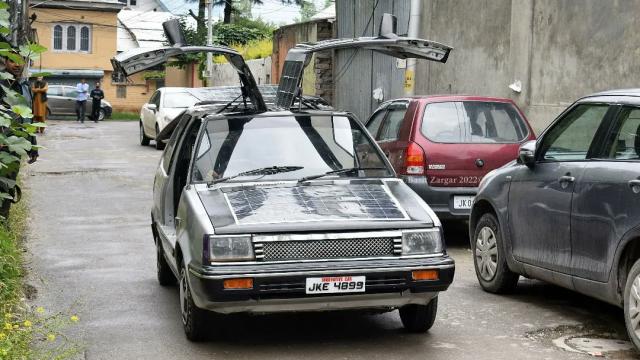 Mobil Bertenaga Surya Buatan Guru Matematika India