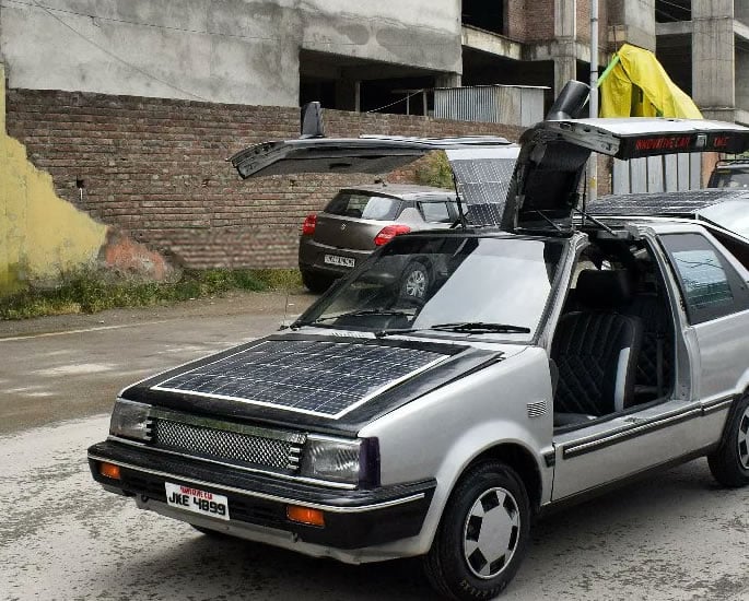 Mobil Bertenaga Surya Buatan Guru Matematika India