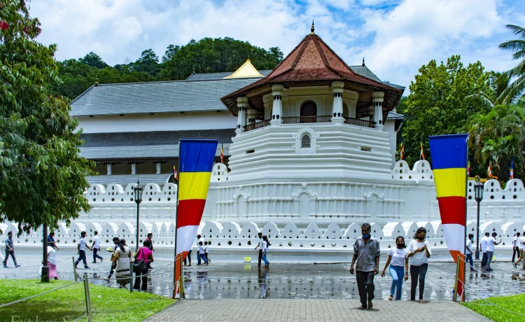 Kuil Gigi Buddha (Sri Dalada Maligawa): Tempat Suci di Kandy