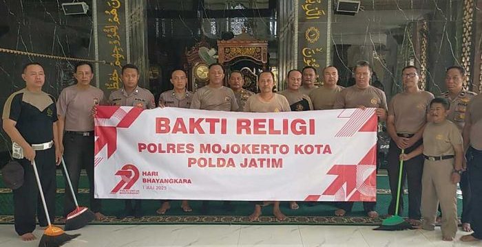 Aksi Polsek Pakong Sambut Hari Bhayangkara ke-79 dengan Bersih-Bersih Masjid