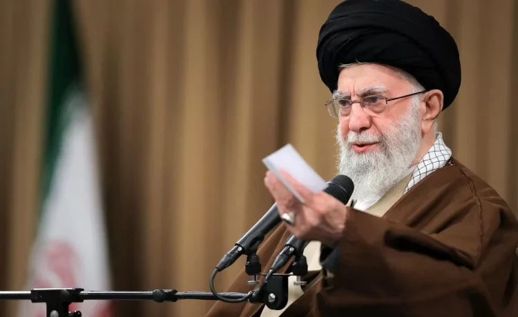 ayatollah-khamenei-tampilkan-dukungan-terbuka-di-tengah-memanasnya-konflik-iran-israel